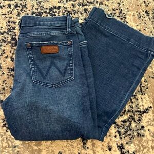 Women’s dark blue wrangler jeans
Size 9 x 36